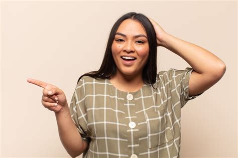 Jovem Latina Rindo Parecendo Feliz Positiva E Surpresa Percebendo Uma Tima Ideia Apontando