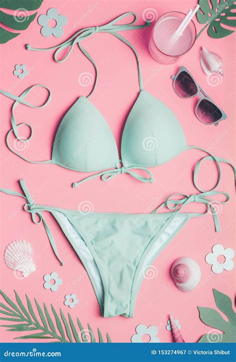 Het Concept Van De De Zomervakantie Met Bikini De Zonnebril Overzeese Shells En De Tropische