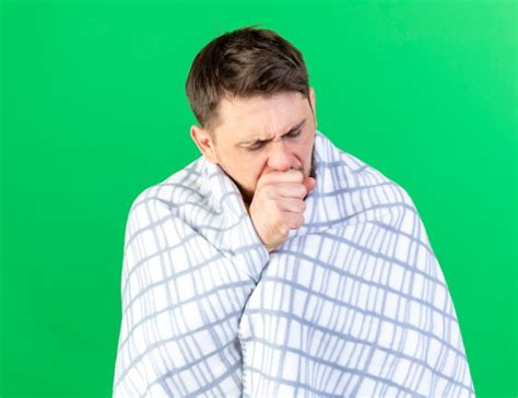 La Toux Jeune Homme Slave Malade Blonde Enveloppée Dans Des Stands à Carreaux Isolés Sur Un Mur