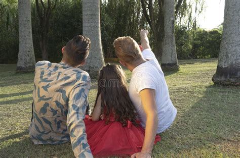 La Pareja Gay Y Su Hija Disfrutan De Un Descanso En El Parque Imagen De Archivo Imagen De