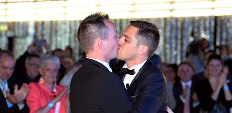 França celebra primeiro casamento gay do país 29 05 2013 UOL Notícias
