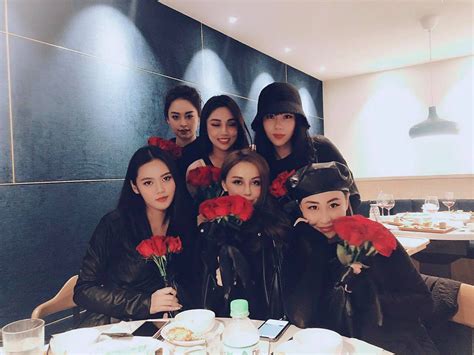 Hội bạn thân năm rủ nhau diện bikini khoe body nóng bỏng đốt cả Instagram