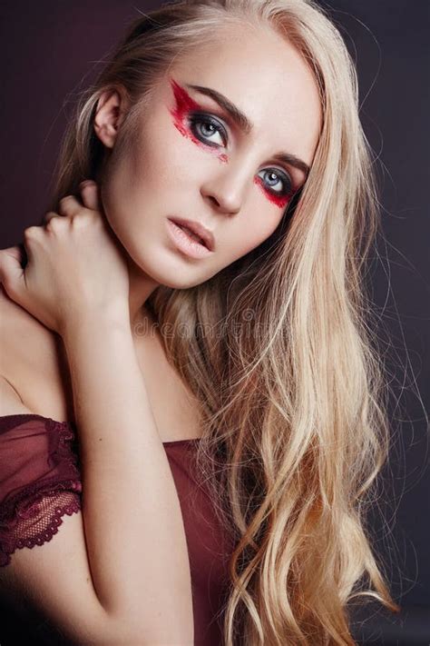 Femme Nue De Beauté D art Dans Une Combinaison Rouge Maquillage Parfait Sur Son Visage Blonde