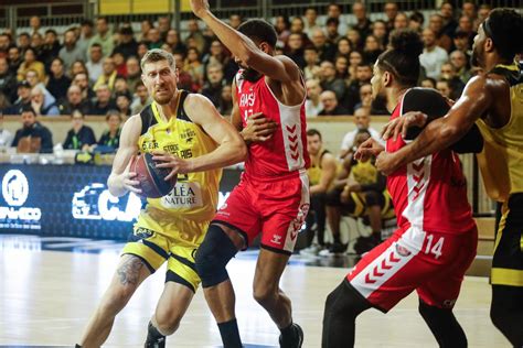 Basket Ball Pro B Le Stade Rochelais Se R Gale Face Aix Maurienne