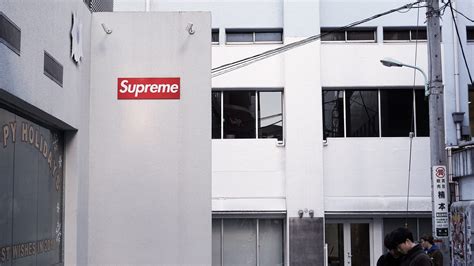 10 THINGS YOU NEED TO KNOW ABOUT SUPREME STREETWEAR | by Seams Fashion | Medium