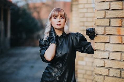 Jolie Femme Blonde Caucasienne V Tue D Une L Gante Robe En Cuir Posant Pour Une S Ance Photo De