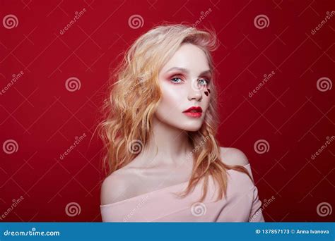 Fille Blonde Mince Chiffre Parfait Et Longs Cheveux Nettoyez La Peau Parfaite De Visage