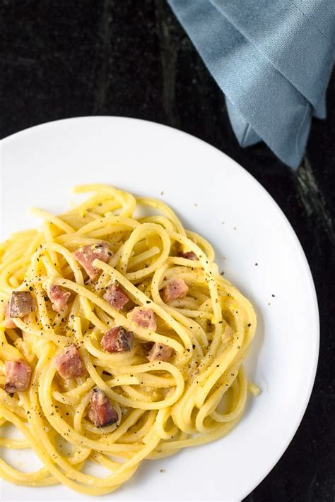 spaghetti alla carbonara  italian chef