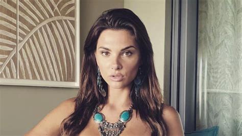 Ultra sexy Alice Detollenaere pose en lingerie noire les internautes sous le charme Vidéo