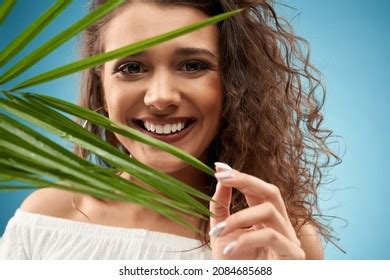 16 032 Brunette Female Model With Naked Shoulders Images Stock Photos Vectors Shutterstock