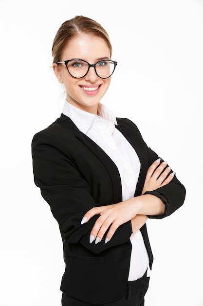 Image verticale de femme d affaires blonde souriante à lunettes posant sur le côté avec les bras