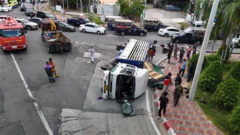 Un Camion Se Renverse Sur La Colline De Pratumnak Le Conducteur