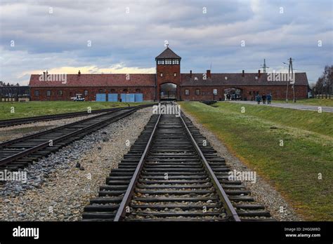 Eisenbahnstrecke Und Das Tor Des Todes Haupteingang Des Ehemaligen KZ