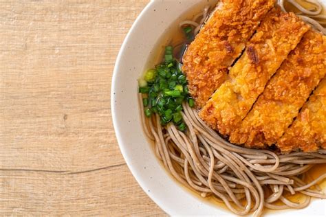 Fideos Soba Ramen Con Chuleta De Cerdo Frita Japonesa Tonkatsu Foto