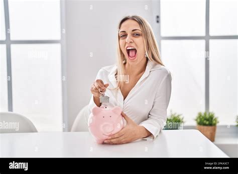 Une Jeune Femme Blonde Tenant Des Cl S De La Maison Et De La Banque De Pigeon En Col Re Et Folle