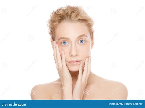 Jeune Belle Blonde Aux Yeux Bleus Femelle Avec Peau Nue Touchant Son