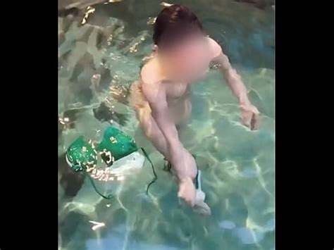 Hermosa Chica Quit Ndose El Traje De Ba O En La Piscina Xvideos