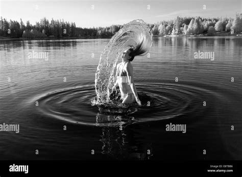 Frauen Im Bikini Im Wald Schwarzwei Stockfotos Und Bilder Alamy