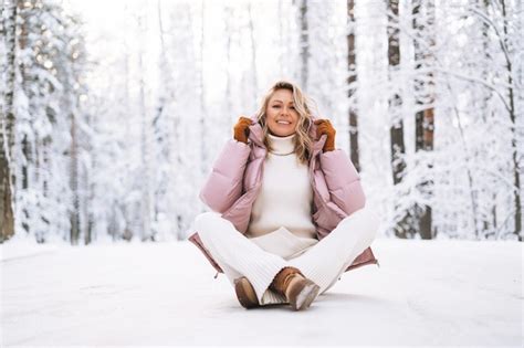 Premium Photo Portrait Of Smiling Blonde Woman With Blonde Hair In Winter Clothes In Snowy