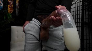 Gay Gym Bro voit mon énorme bite dans mon pantalon de survêtement gris et veut que je lui baise