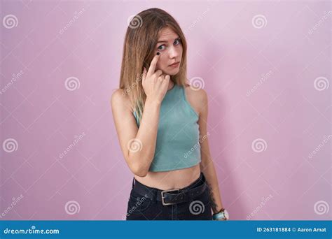 Blonde Caucasienne Femme Debout Sur Fond Rose Pointant Vers L Oeil Vous Observant Gester