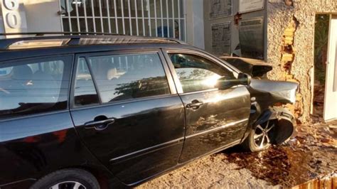 Idoso passa mal ao volante invade contramão e bate no muro da ACE de