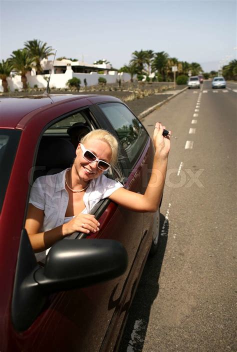 junge blonde Frau mit Schlüssel im Auto Stock Bild Colourbox