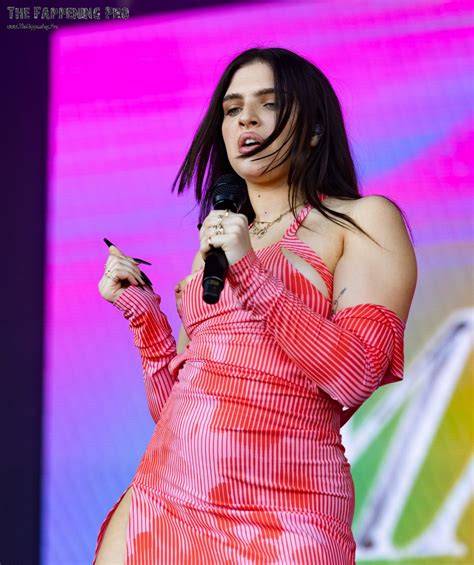 Mae Muller Nude On Stage 14 Photos The Fappening