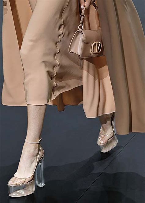 Qué son los naked shoes y cómo llevarlos Glamour