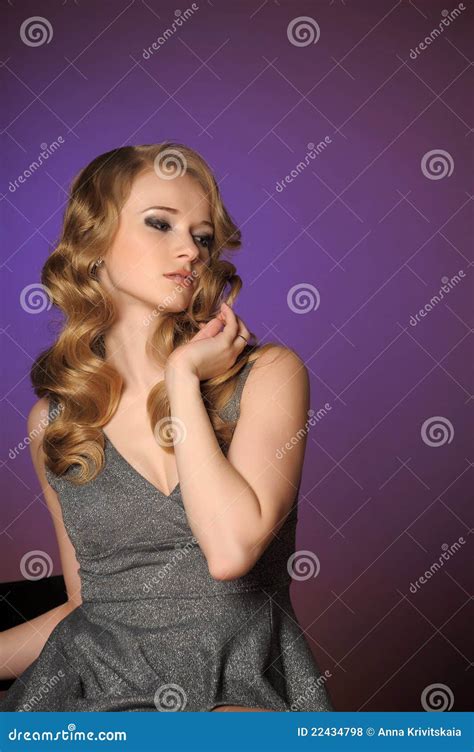 Un Blonde Joven Hermoso Foto De Archivo Imagen De Cosm Ticos