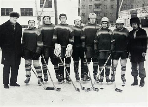 ИСТОРИЯ ОДНОГО ФОТО. 1977 год. На фото - хоккейная команда школы №7. В ...