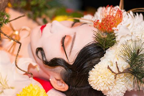 Tất tật về ngày làm việc của mẫu nude trên bàn tiệc