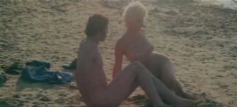 Naked Albertina Capuani In La Polizia Ordina Sparate A Vista