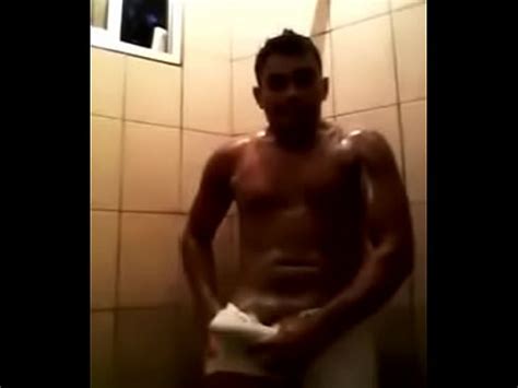 Dotados luciendo en el baño XVIDEOS