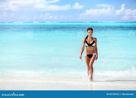Femme Asiatique De Bikini Sexy De Plage Sortant De L Eau Image Stock Image Du Mode Skincare