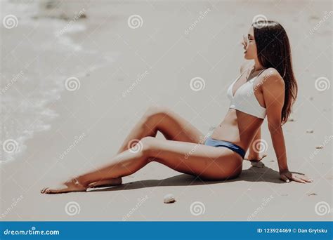 Una Giovane Donna Latina Attraente Che Porta Un Bikini Nero Si Siede Su Uno Sguardo Della