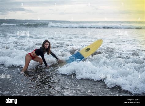 Junge M Dchen Im Bikini Surfer Mit Wei En Linien Maske Auf Ihr H Bsches Gesicht Surf Board