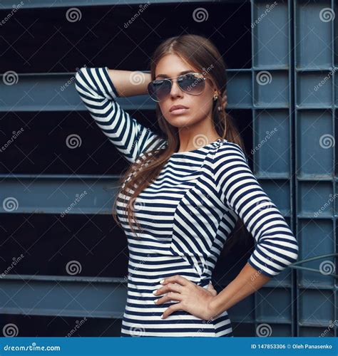 Sch Ne Brunette Junge Frau Im Netten Gestreiften Kleid Sonnenbrille Aufstellung Auf St Dtischem