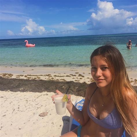 5 Hot Sexy Claudia Perez Bikini Pics