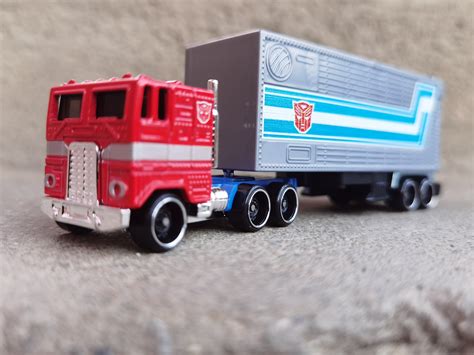Optimus Prime Rolls Out With The Hot Wheels Track Fleet Series Autoevolution