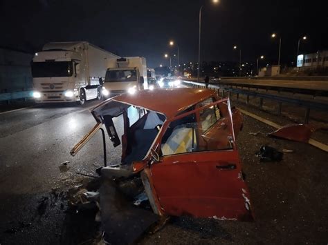 TEM otoyolunda feci kaza Araç ikiye bölündü