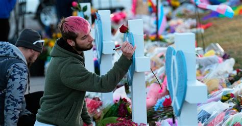 Este poema está dando fuerza a muchos tras el tiroteo en un club gay de Colorado