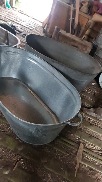 Продаются оцинкованные корыта и ванны, целые не текут! Одна новая ванна ...