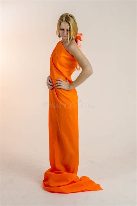 Jeune Belle Femme Blonde Dans Un Tissu Orange Lumineux Dans Une Robe Image Stock Image Du Robe