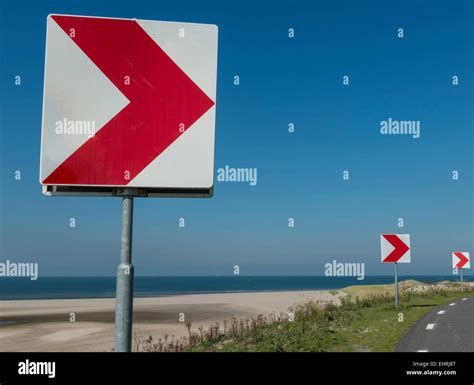 Signe Rouge Et Blanc L Avertissement De Route Pour Un Virage Droite