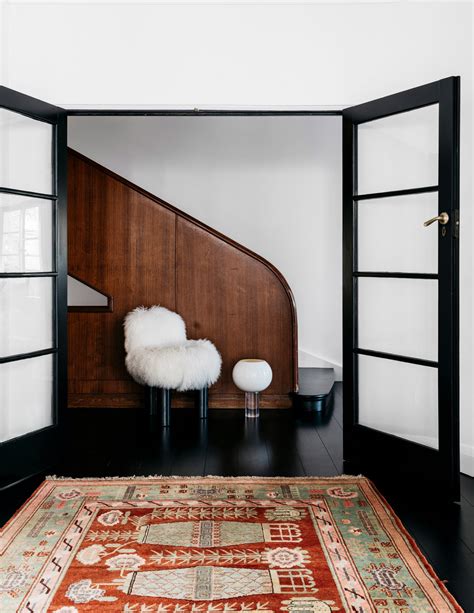 Arent And Pyke Updates Home For A Gallerist With Monochromatic Rooms