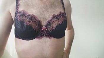 Crossdresser posant dans différents ensembles de lingerie XVIDEOS