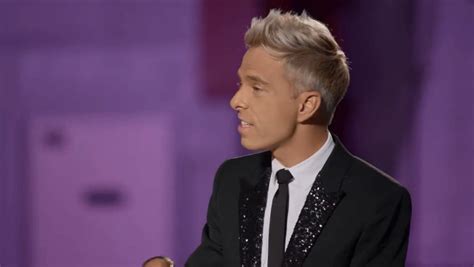 Giám khảo Next Top Mỹ tranh cãi gay gắt xem thí sinh đội tóc giả hay để đầu trọc thì đẹp hơn