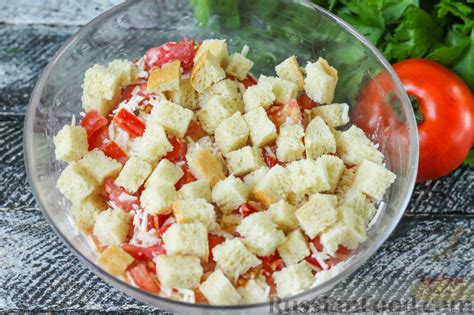 Рецепт: Салат "Минутка" из помидоров, сыра и сухариков на RussianFood.com