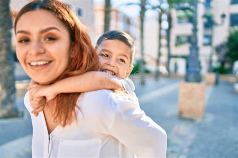 Madre Latina E Hija Con Ropa Informal Apuntando A Uno Mismo Sonriendo Feliz Y Orgulloso Foto De